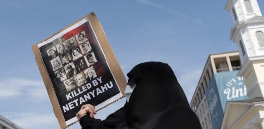Iran, Pasdaran “Daremo la caccia a Netanyahu e lo uccideremo”. Da Teheran e Hezbollah attacchi contro Israele