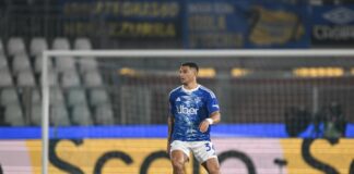 Il Como ribalta la Roma, vince 2-1 e vola da solo al quarto posto