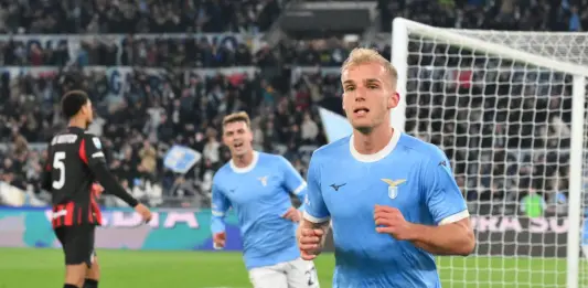 La Lazio batte il Milan 1-0, l’Inter ora a +8 sui cugini