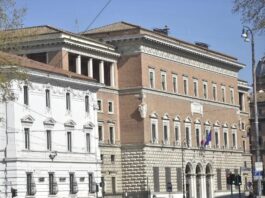 Borsa sospetta con foulard con falce e martello davanti a Ministero Giustizia