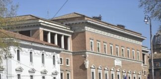 Borsa sospetta con foulard con falce e martello davanti a Ministero Giustizia