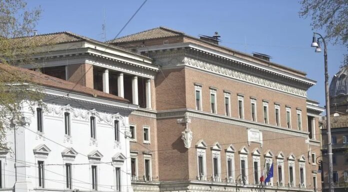 Borsa sospetta con foulard con falce e martello davanti a Ministero Giustizia