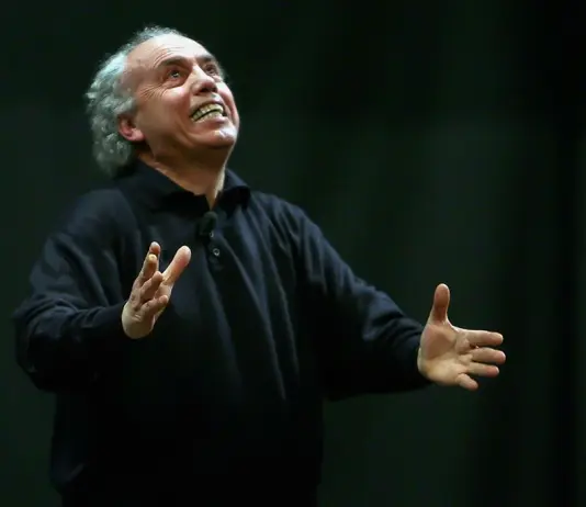 Dario Fo, il teatro che parla alla pancia. Pirovano all’Angelicum per beneficenza