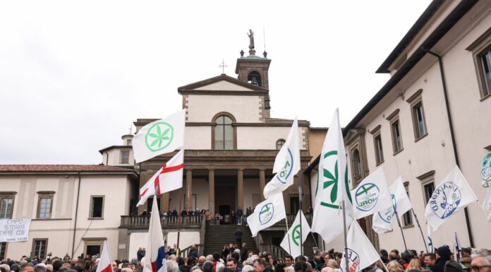 A Pontida l’ultimo saluto dei militanti leghisti a Bossi