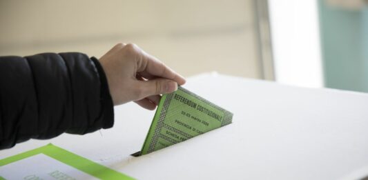 Referendum, alle 12 l’affluenza sfiora il 15%