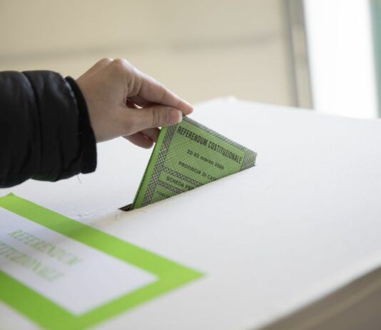 Referendum, alle 12 l’affluenza sfiora il 15%