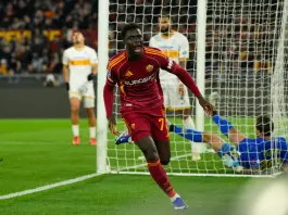 La rete di Vaz piega il Lecce, la Roma vince 1-0 e aggancia la Juve