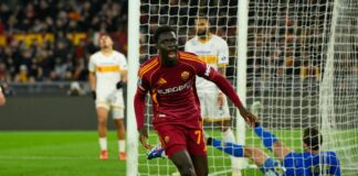 La rete di Vaz piega il Lecce, la Roma vince 1-0 e aggancia la Juve