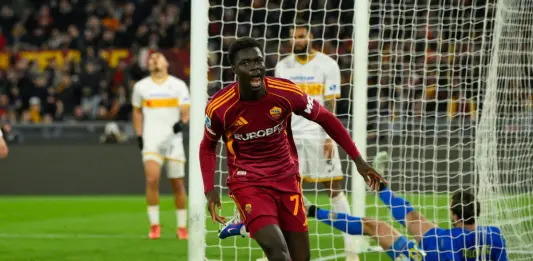 La rete di Vaz piega il Lecce, la Roma vince 1-0 e aggancia la Juve