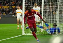 Una rete di Vaz piega il Lecce, la Roma vince 1-0 e aggancia la Juve