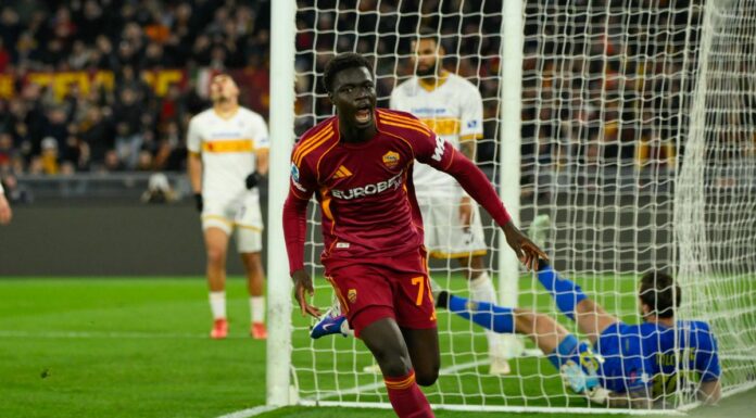 Una rete di Vaz piega il Lecce, la Roma vince 1-0 e aggancia la Juve