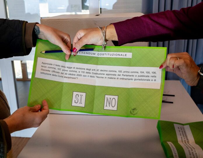 Trento, seggi elettorali Referendum Giustizia Nella foto: Votanti al seggio