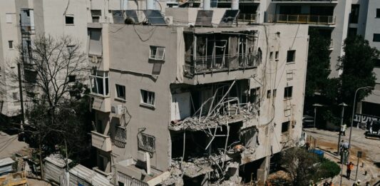 Ondata di missili balistici dall’Iran contro Israele, sei feriti