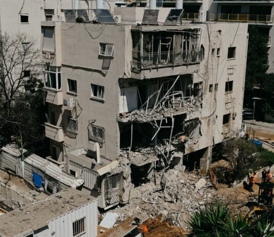 Ondata di missili balistici dall’Iran contro Israele, sei feriti