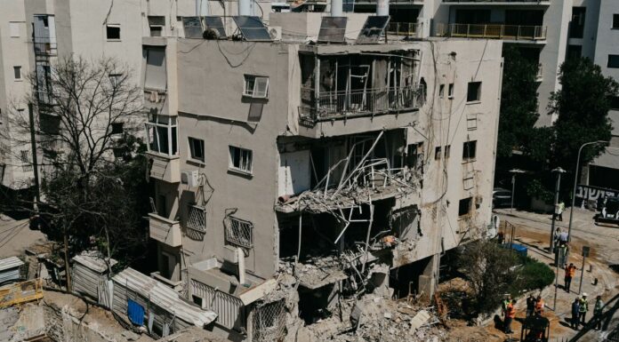 Ondata di missili balistici dall’Iran contro Israele, sei feriti