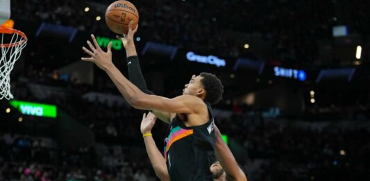 Ottava vittoria di fila degli Spurs, Bucks fuori dalla post-season