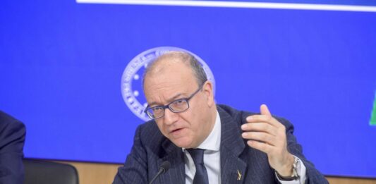 Il Ministero firma il decreto per le immissioni in ruolo fuori regione, Valditara: “Un’altra promessa rispettata”