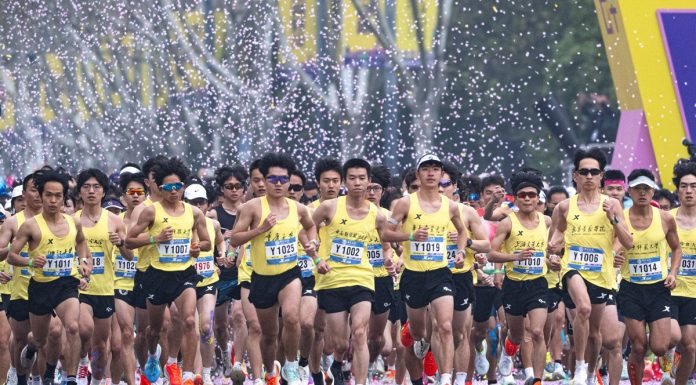 Cina: Hubei, le foto della maratona di Wuhan (2)
