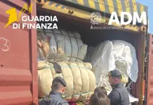 Sequestrati al porto di Napoli oltre 130kg di rifiuti tessili nascosti in diversi container
