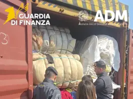 Sequestrati al porto di Napoli oltre 130kg di rifiuti tessili nascosti in diversi container / Video