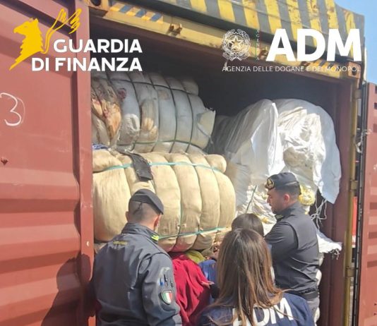 Sequestrati al porto di Napoli oltre 130kg di rifiuti tessili nascosti in diversi container / Video