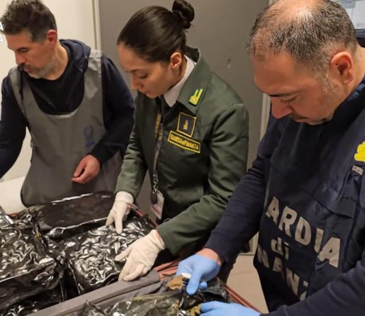 Traffico internazionale di droga, all’aeroporto di Malpensa arrestata passeggera con 17 kg di marijuana