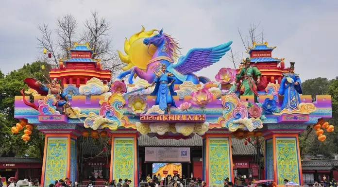 Cina: a Chengdu in corso la fiera presso il Tempio di Wuhou (1)