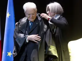 Mattarella riceve a Firenze la laurea honoris causa: “C’è la pretesa di agire al di fuori delle regole degli Stati” / Video