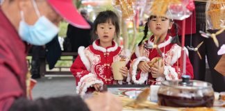 Cina: a Chengdu in corso la fiera presso il Tempio di Wuhou (2)