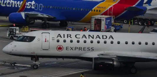 Usa, scontro in pista tra un aereo e un veicolo all’aeroporto LaGuardia di New York