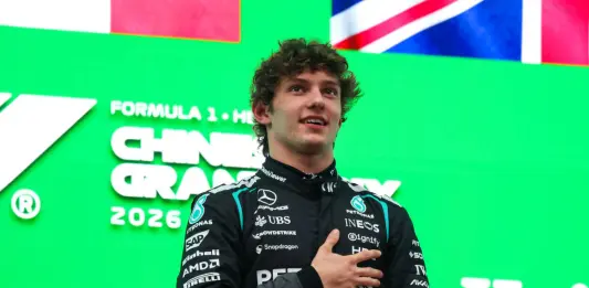 Antonelli vince in Cina e riporta l’Italia al successo dopo 20 anni “Piango e sono felice”. Ferrari terza con Hamilton