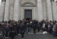 A Roma l’ultimo saluto a Enrica Bonaccorti, fiori bianchi e le note di “La lontananza”