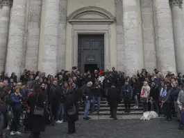 A Roma l’ultimo saluto a Enrica Bonaccorti, fiori bianchi e le note de “La lontananza” e “II cielo”