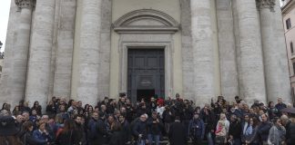 A Roma l’ultimo saluto a Enrica Bonaccorti, fiori bianchi e le note de “La lontananza” e “II cielo”