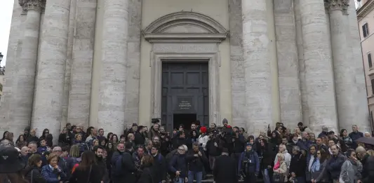 A Roma l’ultimo saluto a Enrica Bonaccorti, fiori bianchi e le note de “La lontananza” e “II cielo”