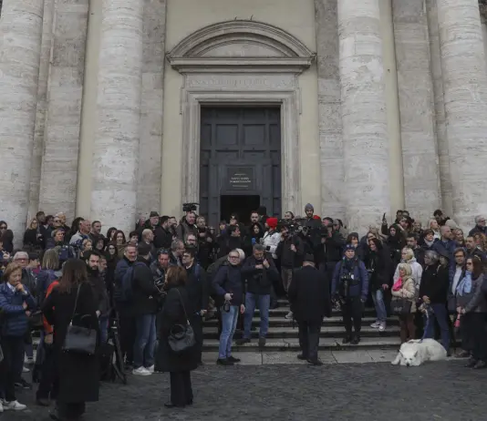 A Roma l’ultimo saluto a Enrica Bonaccorti, fiori bianchi e “La lontananza”