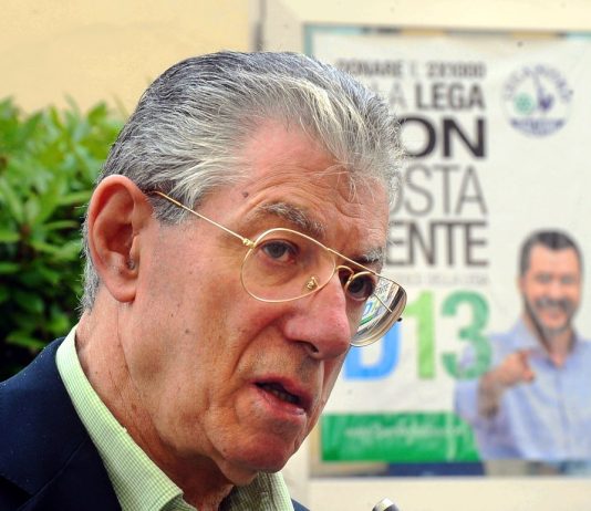 Addio a Umberto Bossi, il fondatore della Lega Nord. Mattarella: “Leader appassionato”, Salvini: “Un immenso popolo gli rende omaggio”