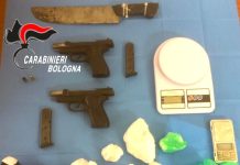 Arrestati a Bologna due pusher con pistole modificate e quasi un kg di cocaina