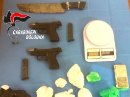 Arrestati a Bologna due pusher con pistole modificate e quasi un kg di cocaina