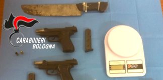 Arrestati a Bologna due pusher con pistole modificate e quasi un kg di cocaina