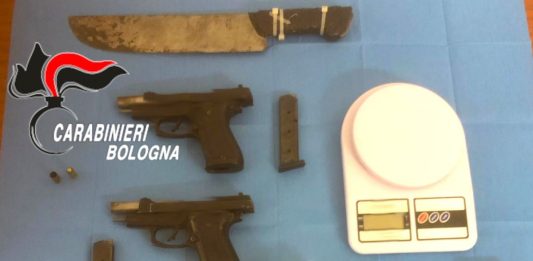 Arrestati a Bologna due pusher con pistole modificate e quasi un kg di cocaina