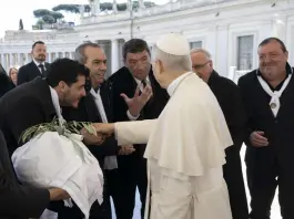 Fiasconaro dona la Colomba della Pace a Papa Leone XIV