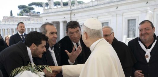 Fiasconaro dona la Colomba della Pace a Papa Leone XIV