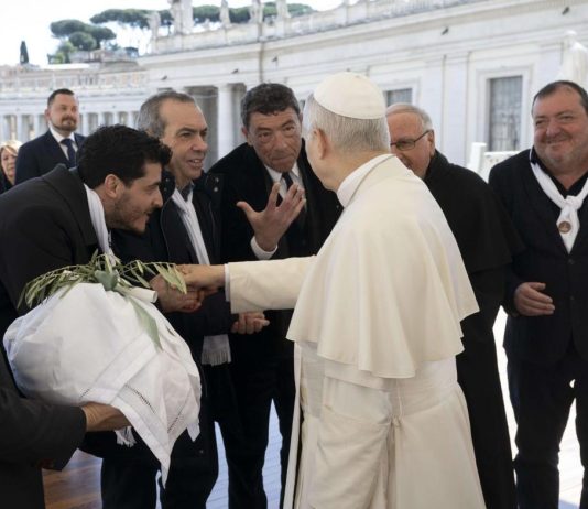 Fiasconaro dona la Colomba della Pace a Papa Leone XIV