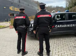 Lascia il cane chiuso in auto per andare in sala giochi, 46enne denunciato in provincia di Roma