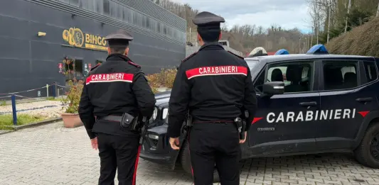 Lascia il cane chiuso in auto per andare in sala giochi, 46enne denunciato in provincia di Roma