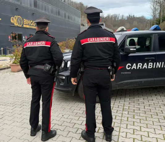 Lascia il cane chiuso in auto per andare in sala giochi, 46enne denunciato in provincia di Roma
