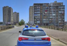 Minaccia madre e sorella con una mazza da baseball per ottenere soldi per la droga, un arresto a Catania