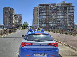 Minaccia madre e sorella con una mazza da baseball per ottenere soldi per la droga, un arresto a Catania