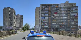 Minaccia madre e sorella con una mazza da baseball per ottenere soldi per la droga, un arresto a Catania